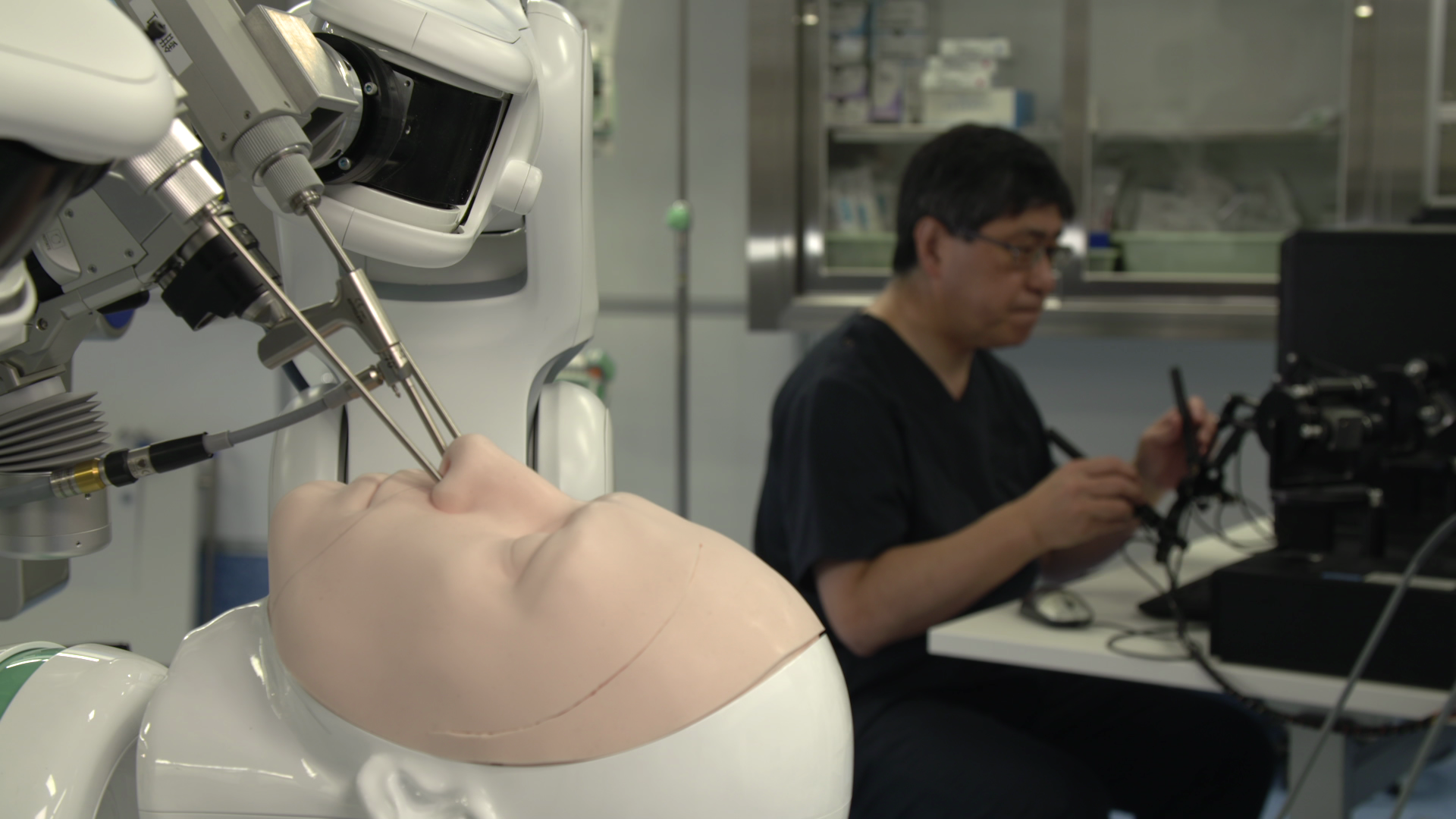 手術ロボットと評価用患者モデル